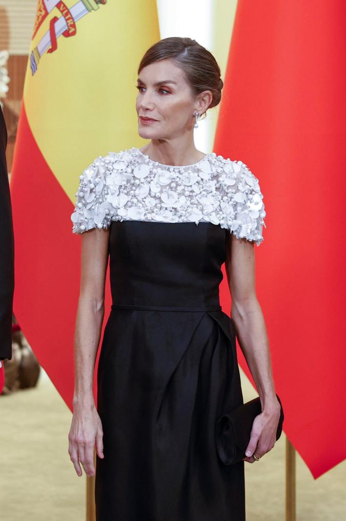 La reina Letizia, durante los saludos previos a la cena de gala ofrecida por el presidente chino, Xi Jinping y la primera dama, Peng Liyuan, dentro de los actos de la segunda jornada del viaje de Estado de los reyes a China.
