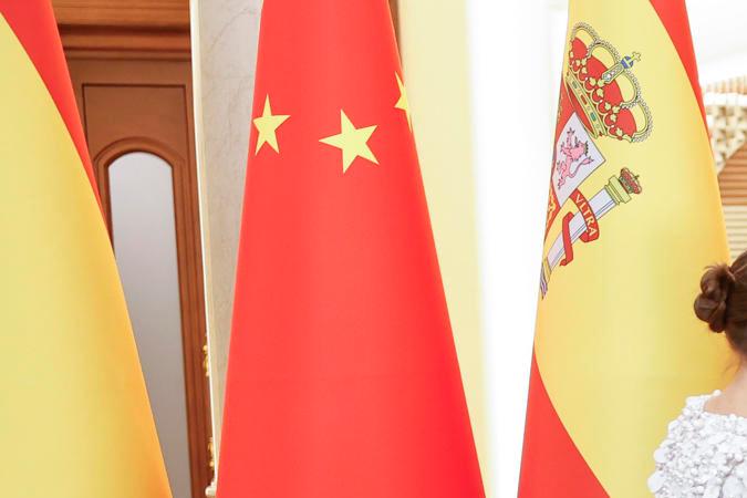 La reina Letizia saluda a la primera dama, Peng Liyuan, en presencia del rey Felipe VI y el presidente chino, Xi Jinping, antes de la cena de gala celebrada dentro de los actos de la segunda jornada del viaje de Estado de los reyes a China. 