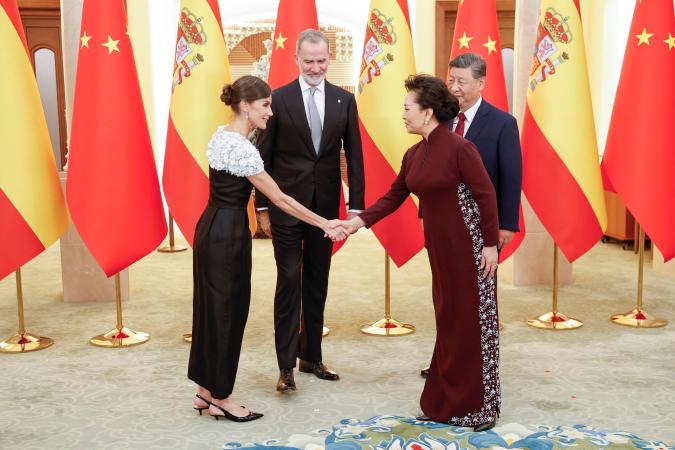 La reina Letizia saluda a la primera dama, Peng Liyuan, en presencia del rey Felipe VI y el presidente chino, Xi Jinping, antes de la cena de gala celebrada dentro de los actos de la segunda jornada del viaje de Estado de los reyes a China.