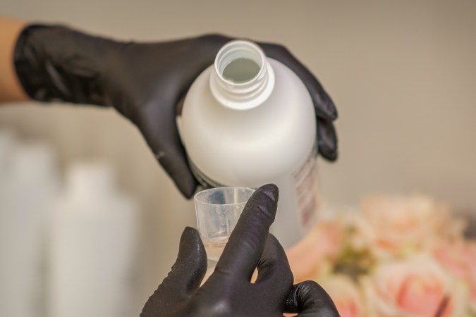 El agua oxigenada posee difentes volúmenes que actúan en mayor y menor intensidad.