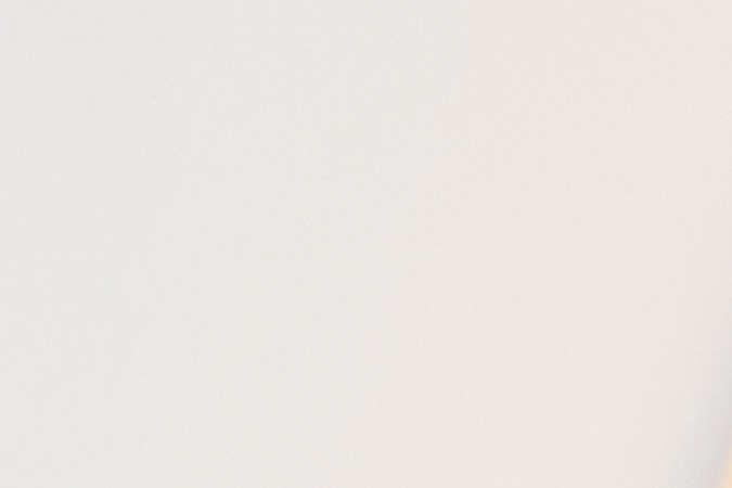 Usa el aceite de romero para promover el crecimiento del cabello.