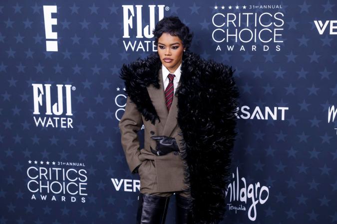 Teyana Taylor lució un vestido Saint Lauren en los Critics Choice Awards.