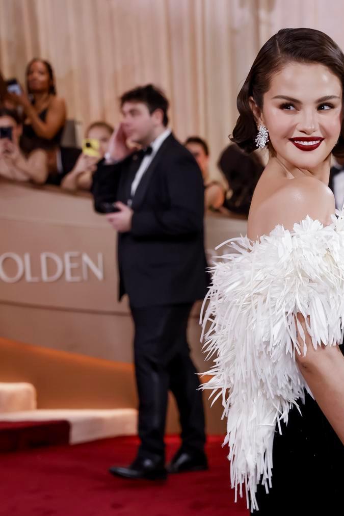 Selena Gómez en la alfombra roja de los Golden Globes.