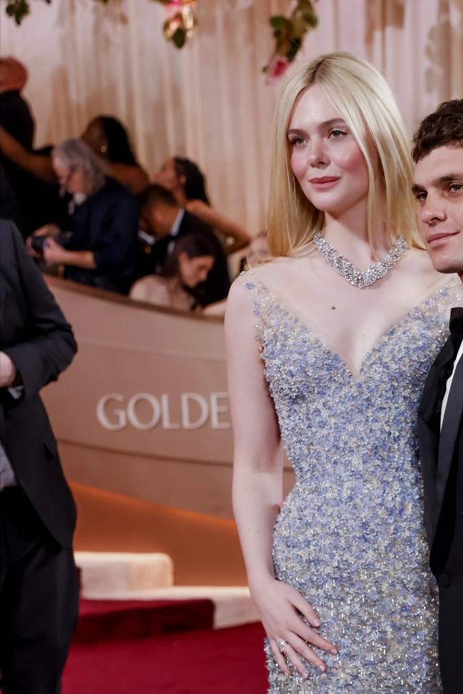 Elle Fanning en la alfombra roja de los Golden Globes.