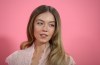 Sydney Sweeney lleva el maquillaje "Clean Girl" en tendencia.