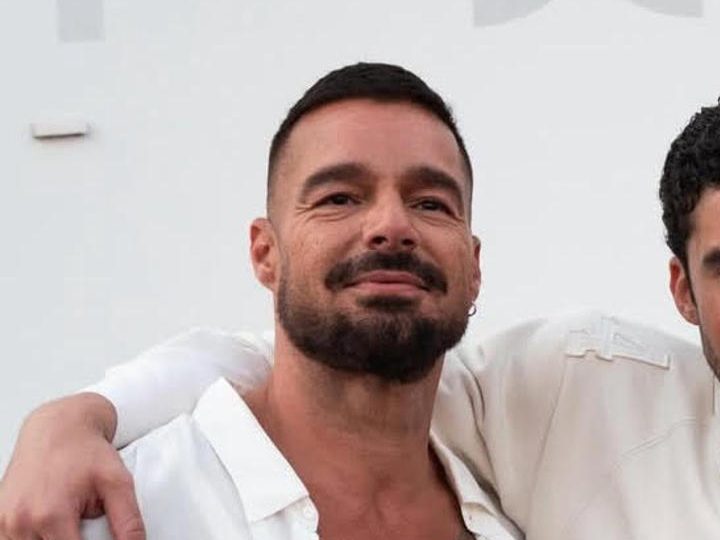 Bad Bunny lleva un look significativo en su presentación en el Super Bowl LX.