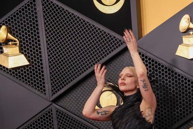 Karol G en la alfombra roja de los Premios Grammy 2026.
