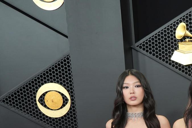 KATSEYE en la alfombra roja de los Premios Grammy 2026.