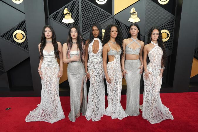 KATSEYE en la alfombra roja de los Premios Grammy 2026.