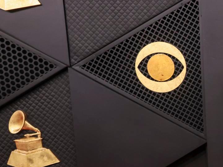 Sabrina Carpenter destacó en los Premios Grammy con un vestido etéreo.