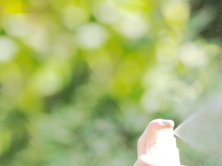 Este producto, que a menudo se confunde con el agua termal simple, es en realidad un cóctel de activos botánicos y tecnológicos.