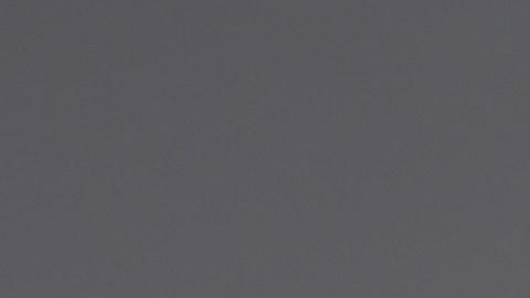 El brillo que percibimos en la piel al usar ciertos accesorios se debe a la reflexión de la luz.