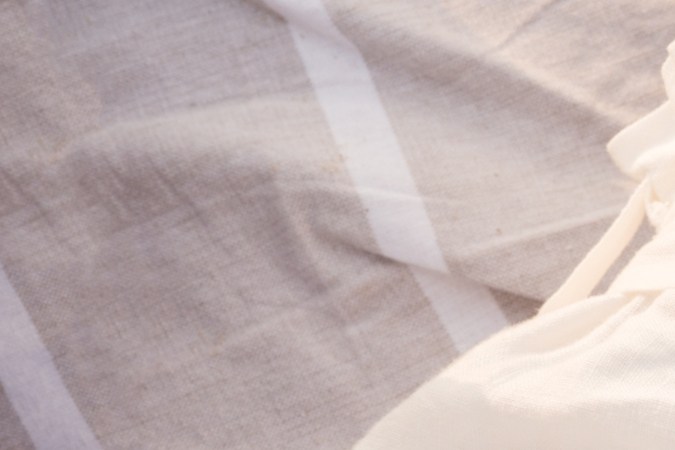 Zara, Mango, Massimo Dutti, H&M y UNIQLO han apostado fuerte por este material, ofreciendo desde camisas básicas hasta conjuntos completos que parecen sacados de una pasarela.