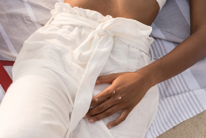 Zara, Mango, Massimo Dutti, H&M y UNIQLO han apostado fuerte por este material, ofreciendo desde camisas básicas hasta conjuntos completos que parecen sacados de una pasarela.