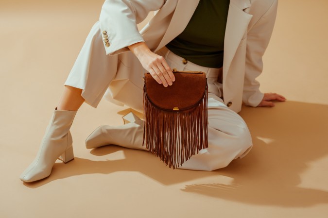 bolso con flecos marrón