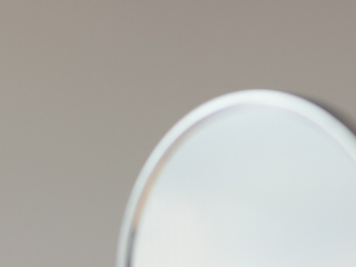 mujer madura maquillándose