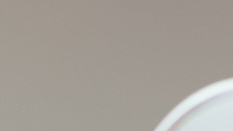 mujer madura maquillándose