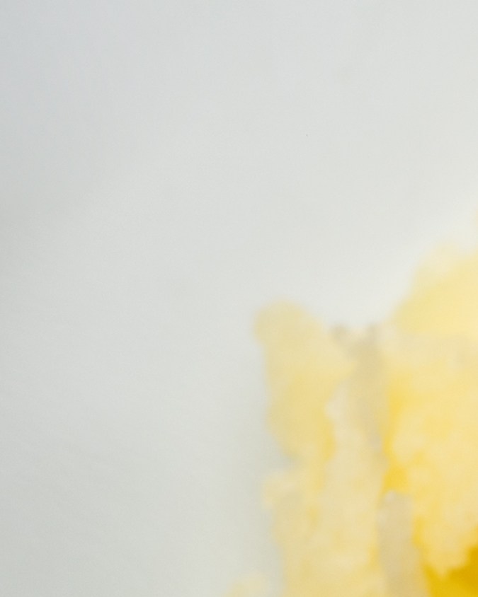 Esmalte de uñas amarillo o butter yellow