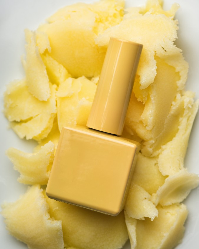 Esmalte de uñas amarillo o butter yellow