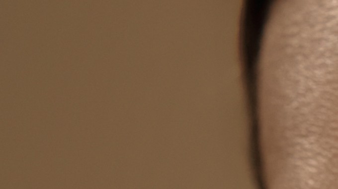 Usar sombras mate y aplicar el delineado más fino y ascendente abre el ojo y elimina la sensación de fatiga en la mirada.