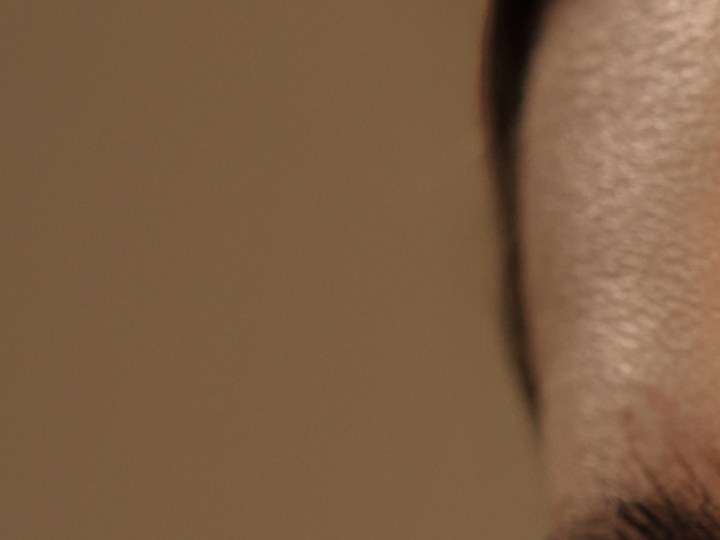 Usar sombras mate y aplicar el delineado más fino y ascendente abre el ojo y elimina la sensación de fatiga en la mirada.