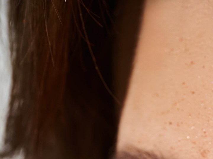 Mujer con pecas en su maquillaje