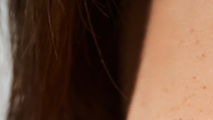 Mujer con pecas en su maquillaje