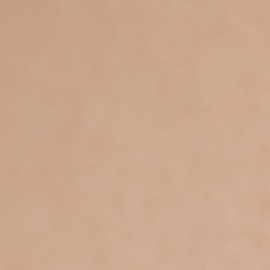 mujer con pestañas sanas y naturales