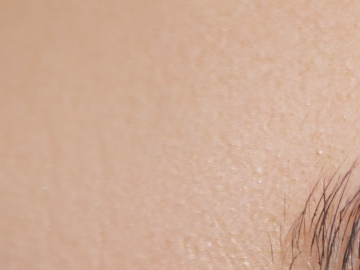 mujer con pestañas sanas y naturales