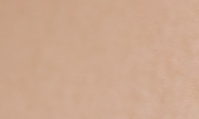 mujer con pestañas sanas y naturales