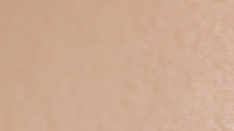 mujer con pestañas sanas y naturales