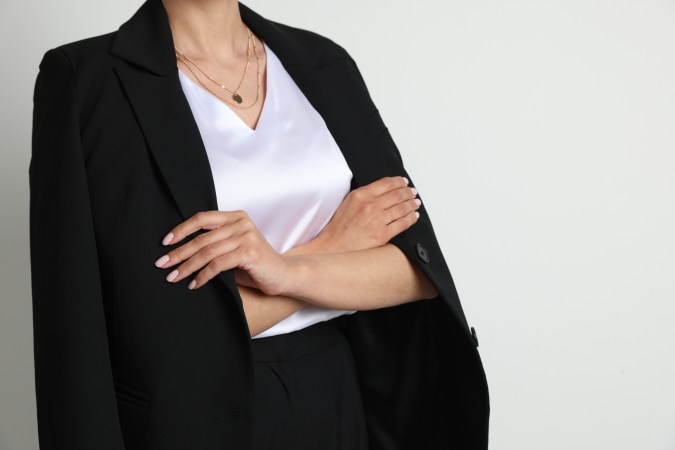 mujer con traje de sastre