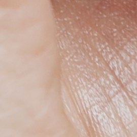 mujer aplicándose suero en el rostro