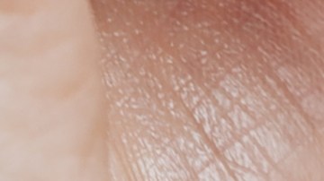 mujer aplicándose suero en el rostro