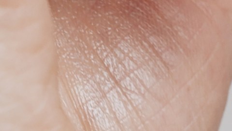 mujer aplicándose suero en el rostro